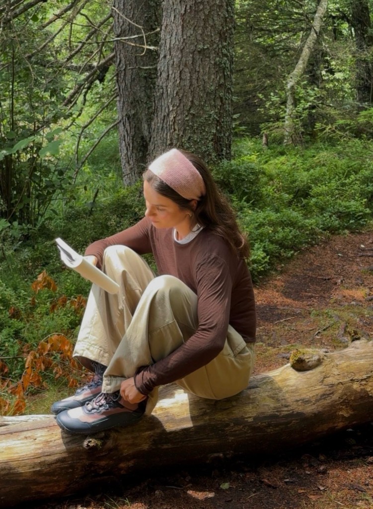 Ноги и книга в горах