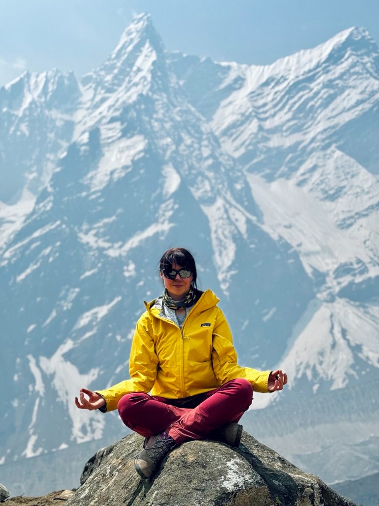 Таня Змушко в горах в позе лотоса